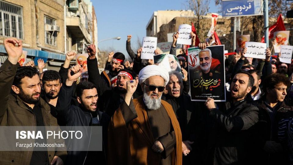 تجمع دانشجویان و طلاب در مقابل سفارت انگلیس