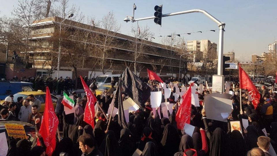 تجمع دانشجویان و طلاب در مقابل سفارت انگلیس