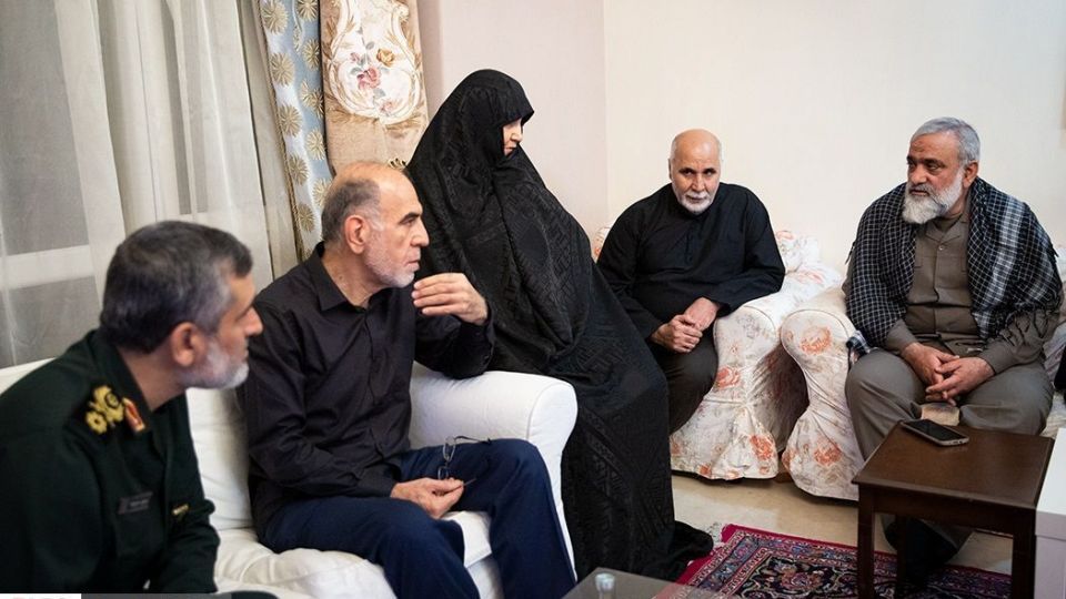 دیدار سردار حاجی زاده با خانواده شهیده فاطمه محمودی