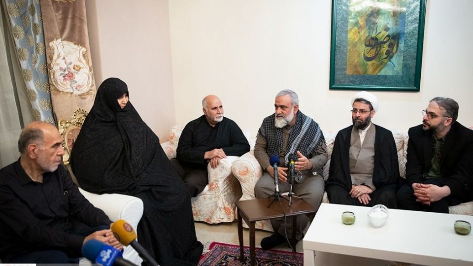 دیدار سردار حاجی زاده با خانواده شهیده فاطمه محمودی