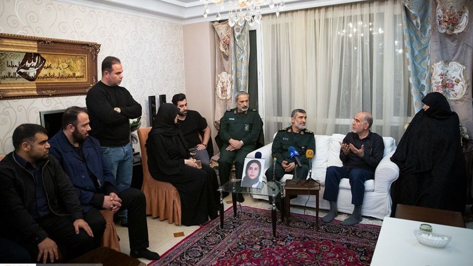 دیدار سردار حاجی زاده با خانواده شهیده فاطمه محمودی