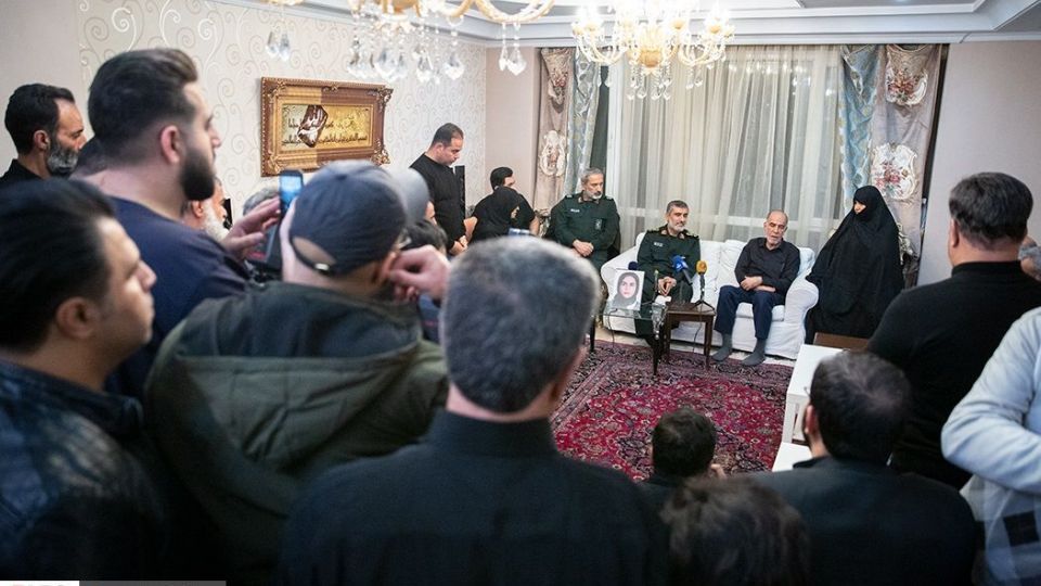 دیدار سردار حاجی زاده با خانواده شهیده فاطمه محمودی