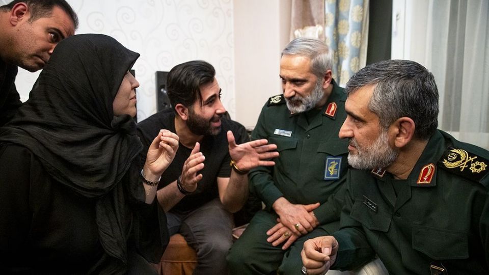 دیدار سردار حاجی زاده با خانواده شهیده فاطمه محمودی