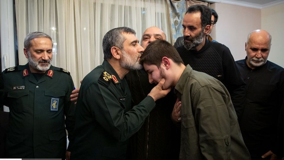 دیدار سردار حاجی زاده با خانواده شهیده فاطمه محمودی