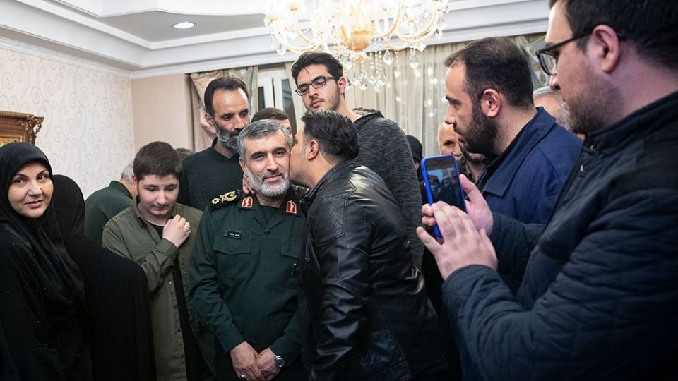 دیدار سردار حاجی زاده با خانواده شهیده فاطمه محمودی