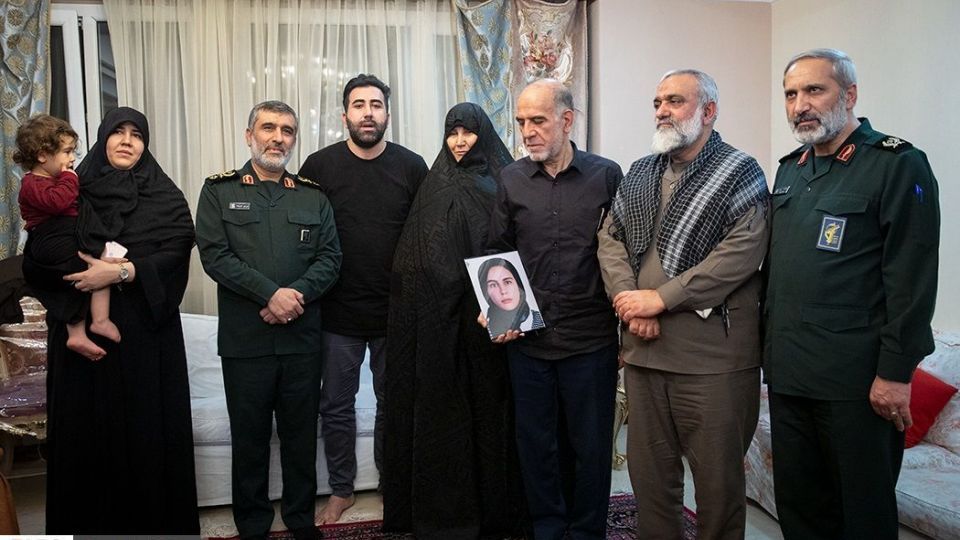 دیدار سردار حاجی زاده با خانواده شهیده فاطمه محمودی