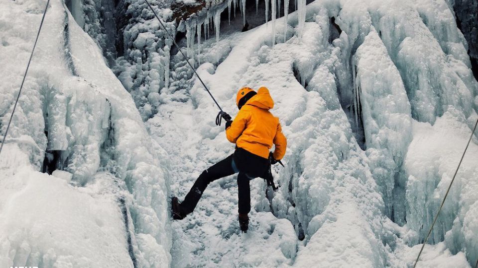 یخ نوردی در آبشار یخ زده‌ی گنجنامه