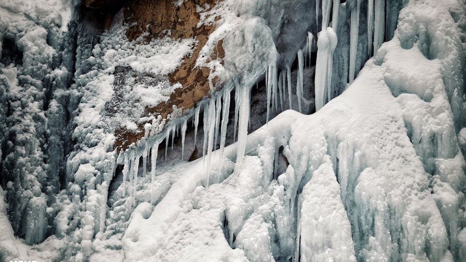 یخ نوردی در آبشار یخ زده‌ی گنجنامه