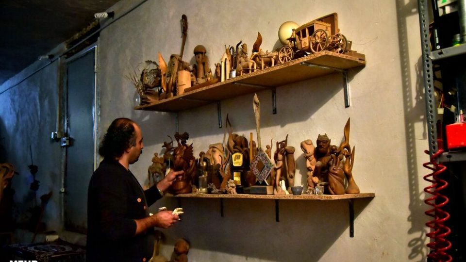 مجسمه سازی با چوب