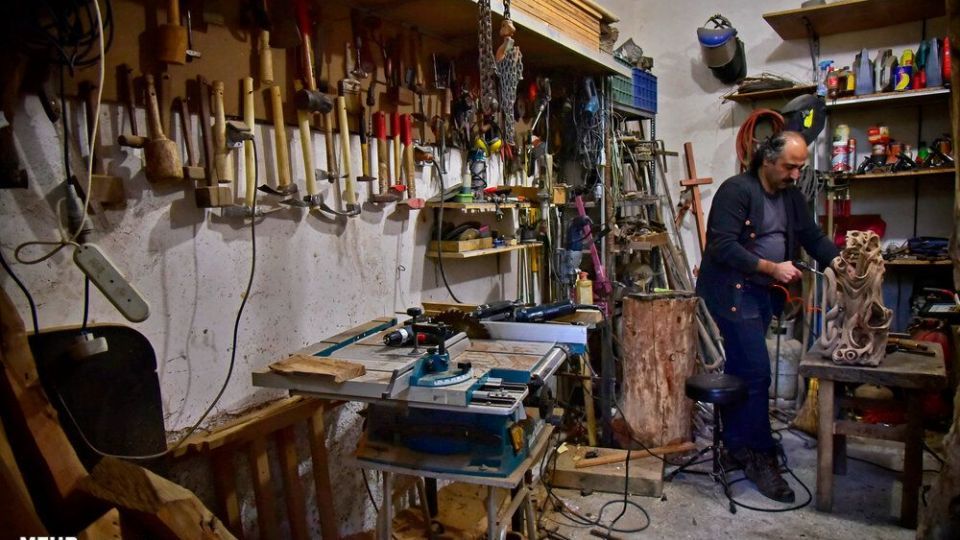 مجسمه سازی با چوب