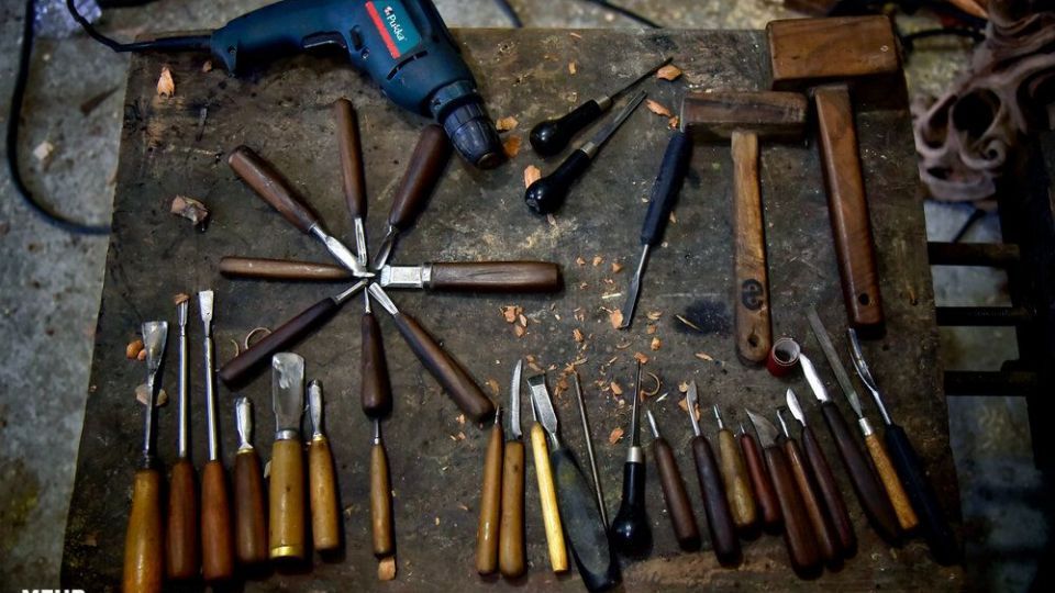 مجسمه سازی با چوب