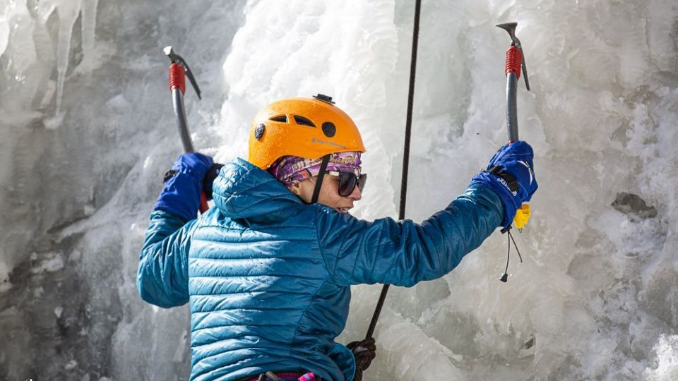 یخ‌نوردی روی آبشار گنجنامه
