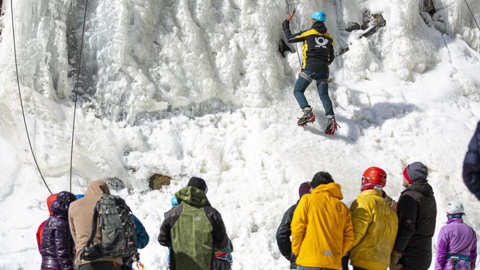 یخ‌نوردی روی آبشار گنجنامه