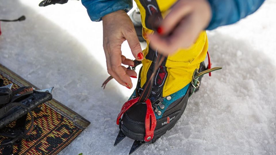 یخ‌نوردی روی آبشار گنجنامه