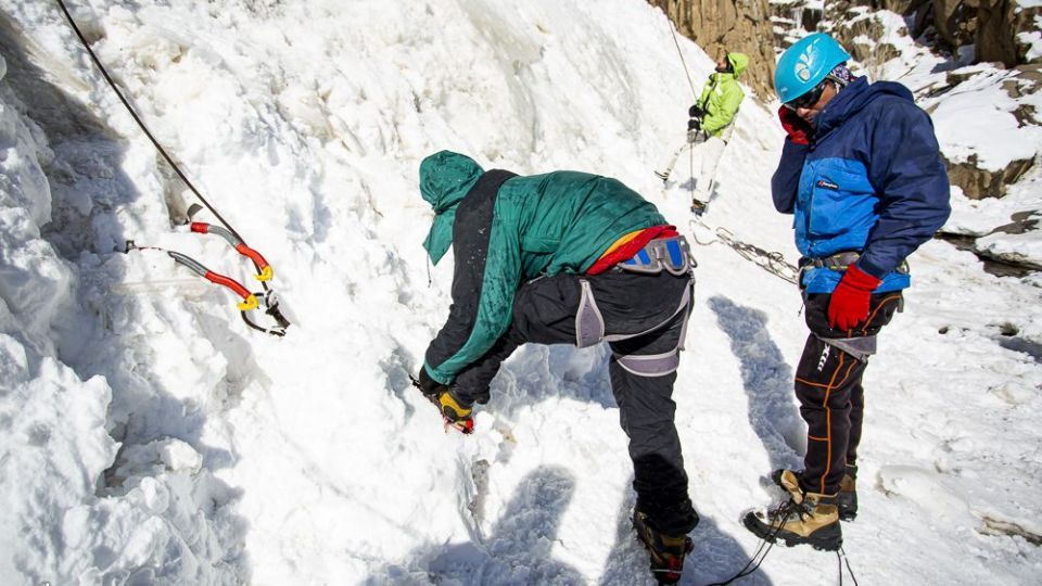 یخ‌نوردی روی آبشار گنجنامه