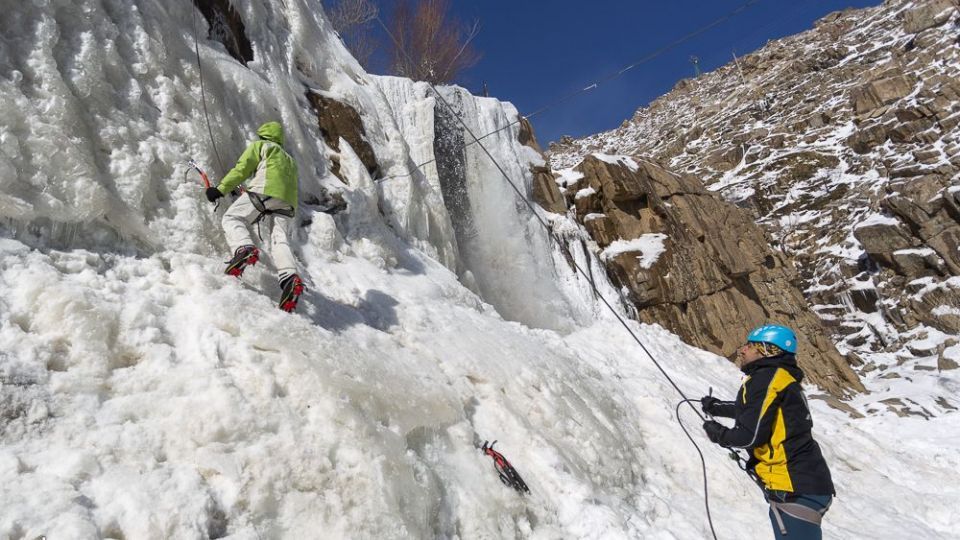 یخ‌نوردی روی آبشار گنجنامه