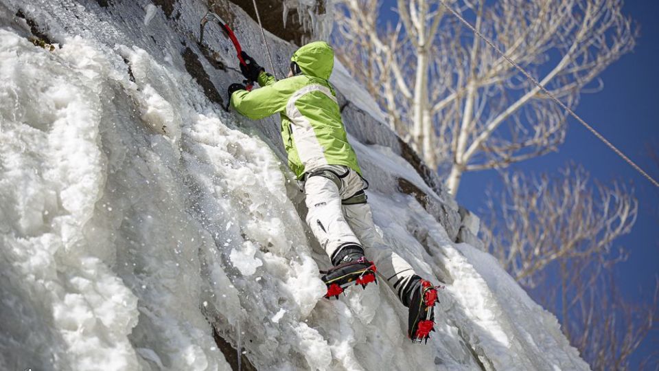 یخ‌نوردی روی آبشار گنجنامه