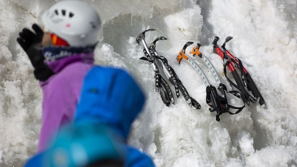 یخ‌نوردی روی آبشار گنجنامه