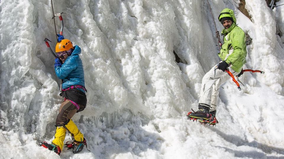 یخ‌نوردی روی آبشار گنجنامه