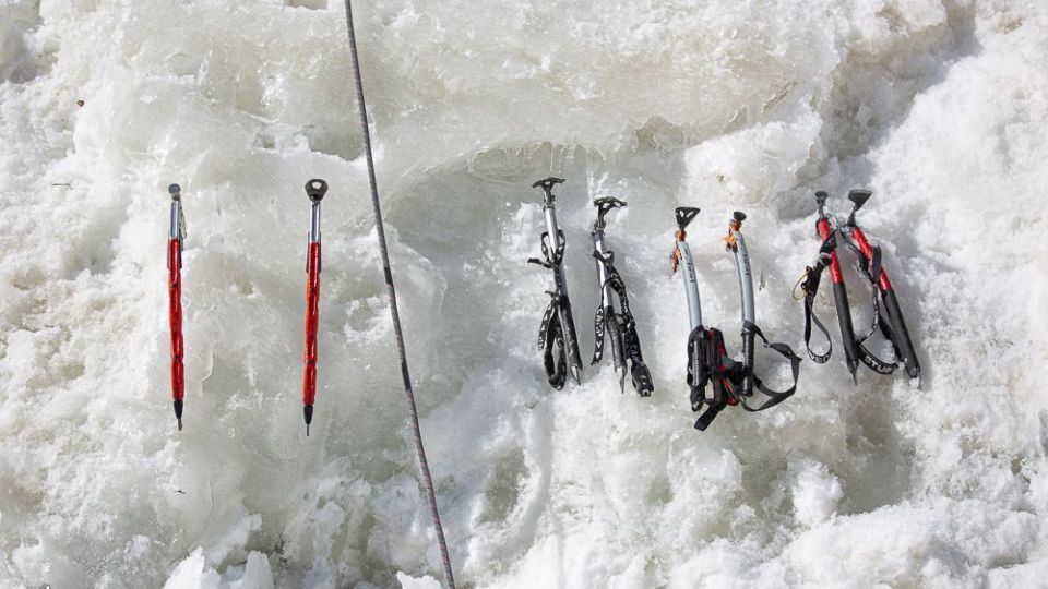 یخ‌نوردی روی آبشار گنجنامه