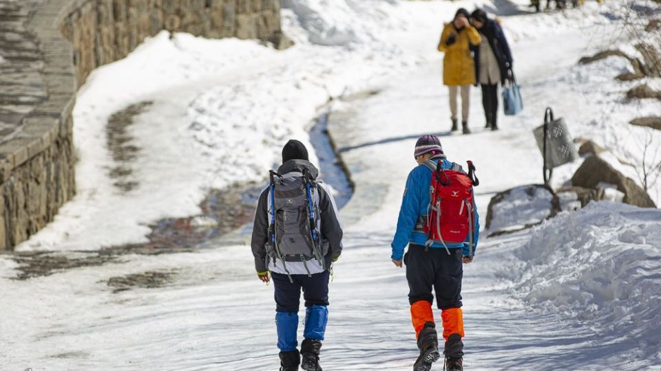 یخ‌نوردی روی آبشار گنجنامه