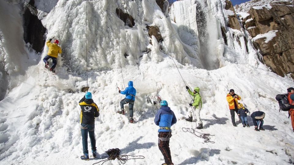 یخ‌نوردی روی آبشار گنجنامه
