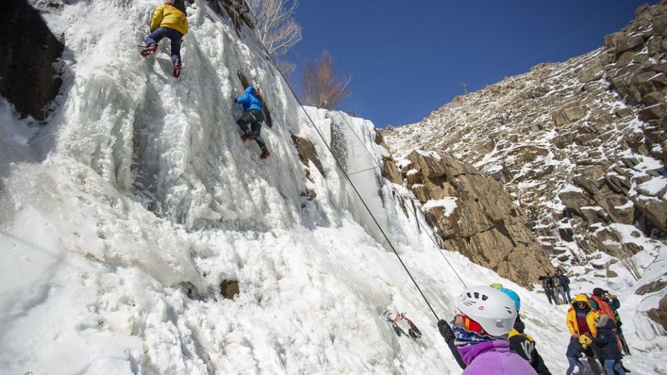 یخ‌نوردی روی آبشار گنجنامه