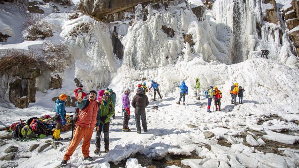 یخ‌نوردی روی آبشار گنجنامه