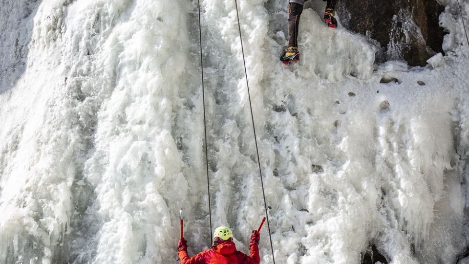 یخ‌نوردی روی آبشار گنجنامه