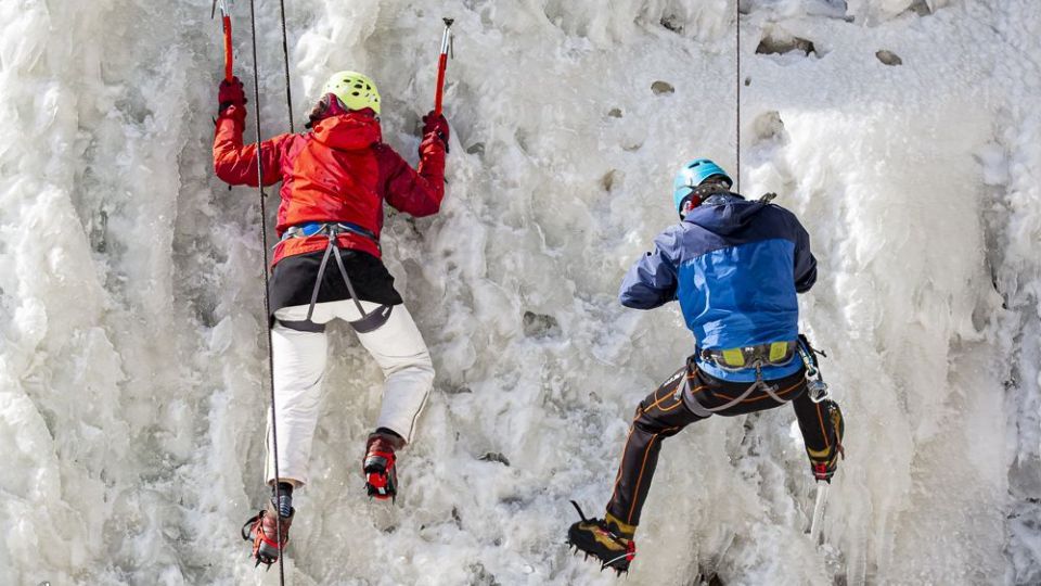 یخ‌نوردی روی آبشار گنجنامه