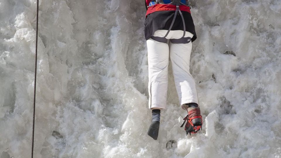 یخ‌نوردی روی آبشار گنجنامه