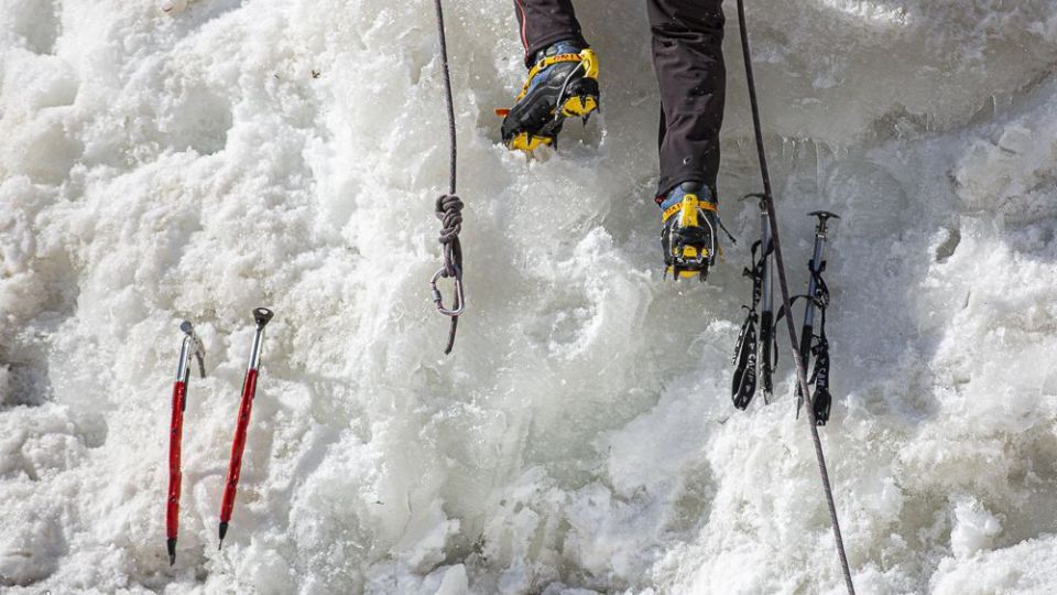 یخ‌نوردی روی آبشار گنجنامه