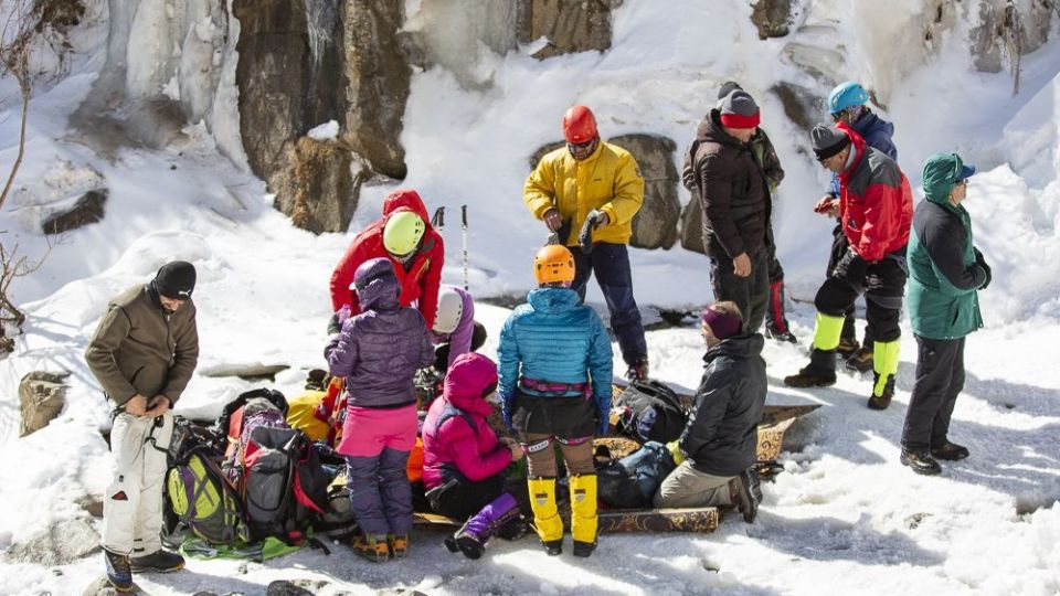 یخ‌نوردی روی آبشار گنجنامه