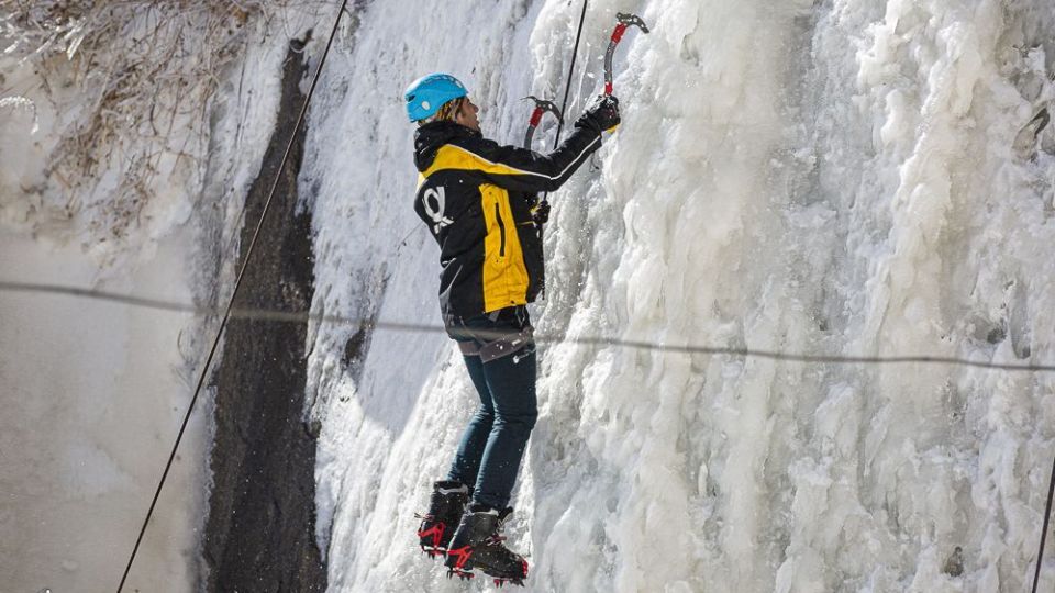 یخ‌نوردی روی آبشار گنجنامه