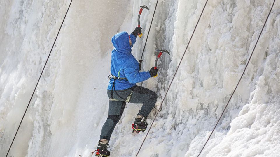 یخ‌نوردی روی آبشار گنجنامه