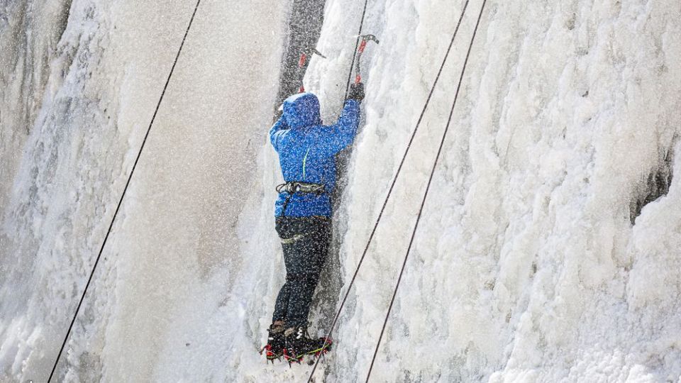 یخ‌نوردی روی آبشار گنجنامه