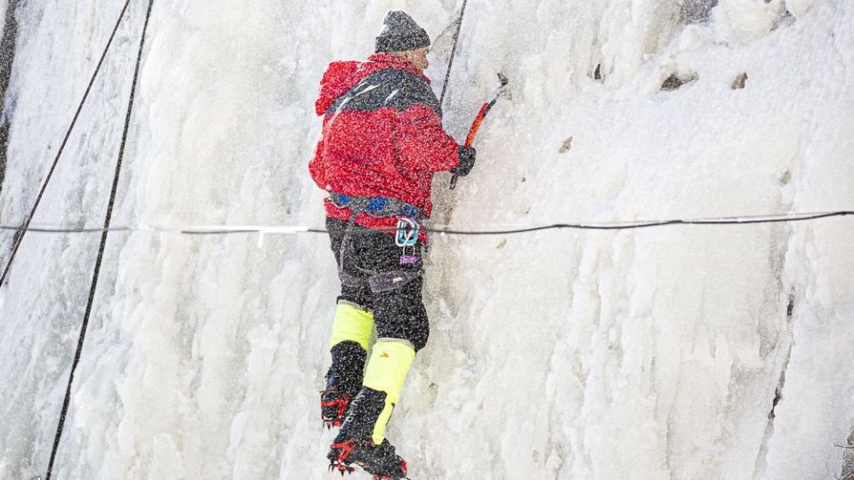 یخ‌نوردی روی آبشار گنجنامه