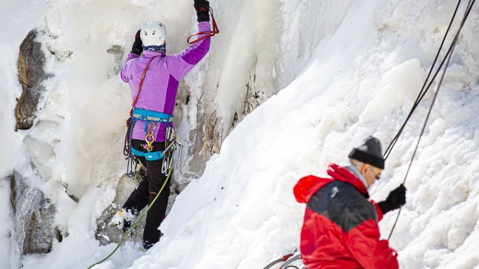یخ‌نوردی روی آبشار گنجنامه