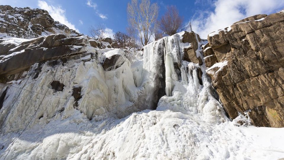 یخ‌نوردی روی آبشار گنجنامه