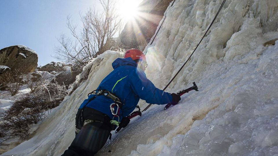 یخ‌نوردی روی آبشار گنجنامه