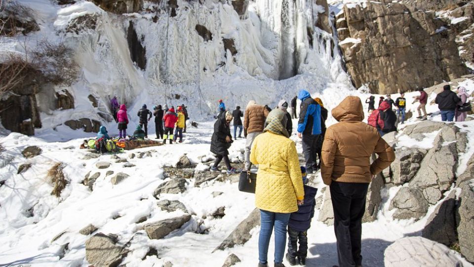 یخ‌نوردی روی آبشار گنجنامه