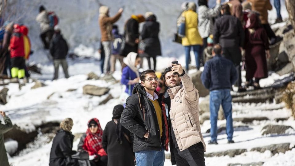 یخ‌نوردی روی آبشار گنجنامه