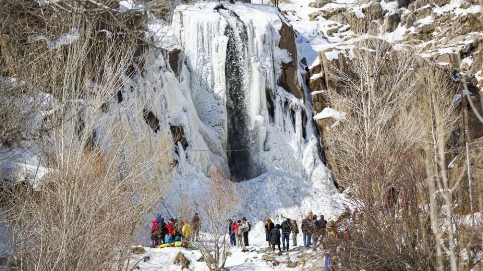 یخ‌نوردی روی آبشار گنجنامه