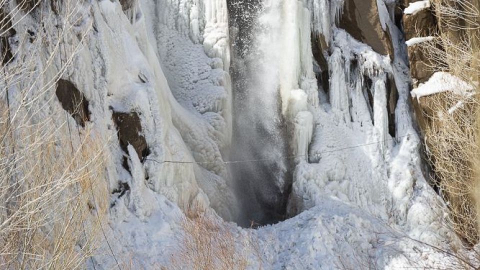 یخ‌نوردی روی آبشار گنجنامه
