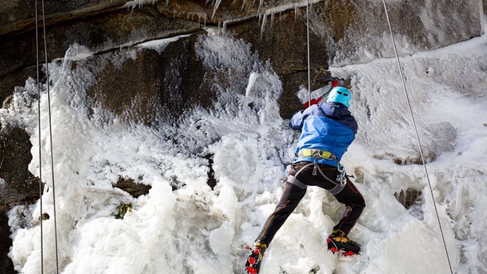 یخ‌نوردی روی آبشار گنجنامه