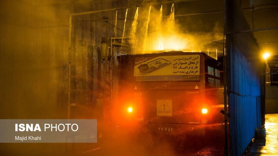 ضدعفونی کردن اتوبوس‌های BRT برای پیشگیری از ابتلا به ویروس کرونا