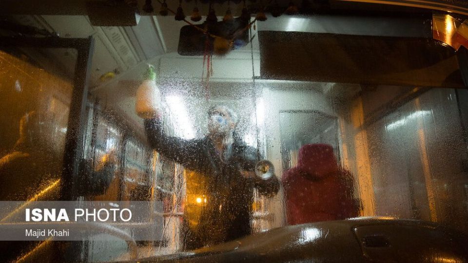 ضدعفونی کردن اتوبوس‌های BRT برای پیشگیری از ابتلا به ویروس کرونا