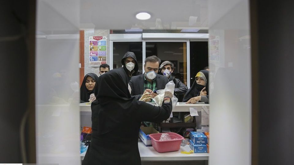 توزیع‌ ماسک در داروخانه های قم