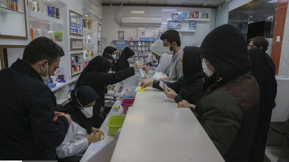 توزیع‌ ماسک در داروخانه های قم