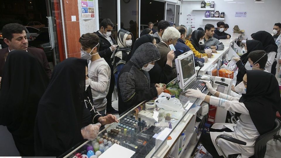 توزیع‌ ماسک در داروخانه های قم